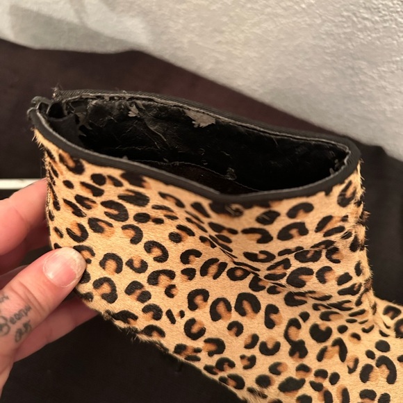 Aldos leopard print calf hair heels size 8
5” heels - Picture 6 of 9